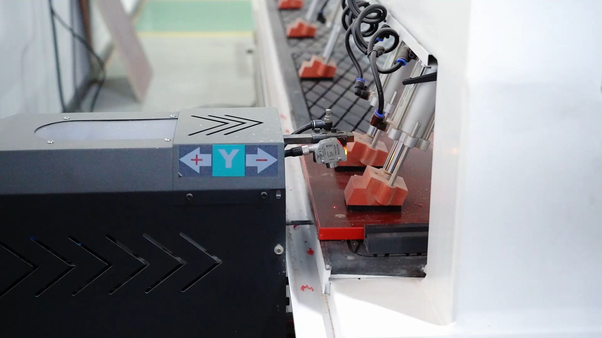 超星數(shù)控激光側(cè)孔機打孔演示